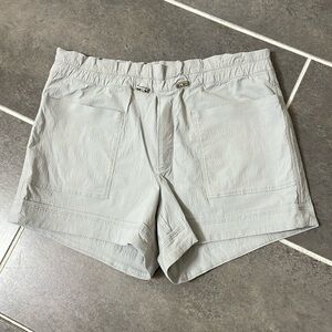 Athleta Trekkie Paper bag Shorts size 4